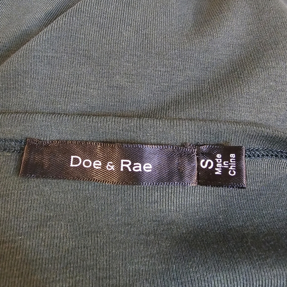 Doe & Rae Dark Green Cut Out Lightweight Top Size Small - Picture 7 of 7